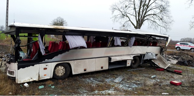 Do tragedii doszło na strzeżonym przejeździe kolejowym w Bąkowie. Autobus zderzył się z pociągiem. W chwili wypadku w autobusie był tylko kierowca. Zginął na miejscu.
