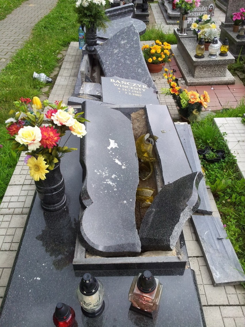 Zdewastowany cmentarz w Jaśkowicach