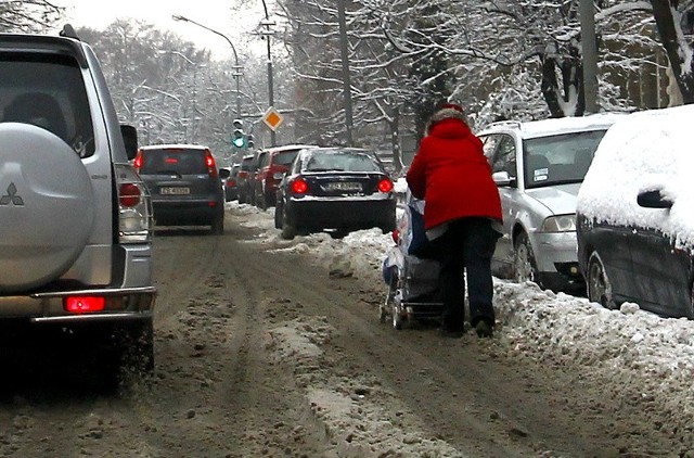 Zaspy śniegu są szczególnie uciążliwe dla pieszych z wózkami.