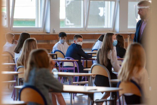 Zgodnie z planem w bydgoskich szkołach rozpoczął się egzamin ósmoklasisty. Uczniowie pierwszego dnia zdają język polski. Egzaminy we wszystkich szkołach odbywają się w specjalnym reżimie sanitarnym. Tak wyglądał w Szkole Podstawowej nr 32 w Bydgoszczy.