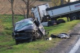 Śmiertelny wypadek na krajowej ósemce pod Wrocławiem. Kierowca fiata nie żyje, droga zablokowana [ZDJĘCIA]