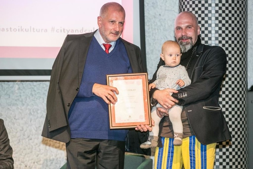Prezydent Wrocławia (z lewej) wręcza certyfikat córce...