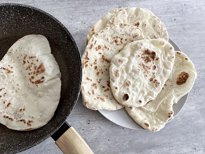 Chrupiący i pyszny chlebek naan to doskonały dodatek do...