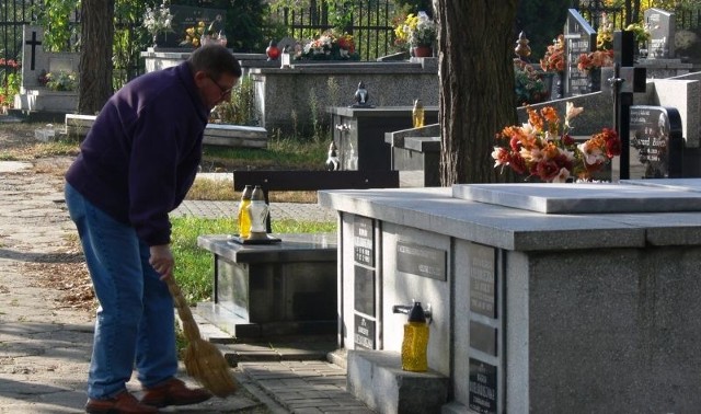 Groby na cmentarzu komunalnym są pielęgnowane przez rodzinny zmarłych.