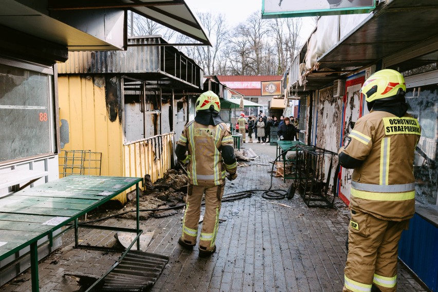 Pożar jednego z pawilonów przy hali targowej w Rzeszowie.