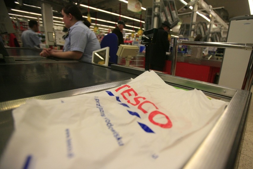 Poznań: Tesco wyprzedaje towar. Markety zmniejszają swoją...