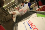 Tesco: wielkie wyprzedaże towarów. Jakie promocje? Markety Tesco zmniejszają swoją powierzchnię, ale marka zostaje w Polsce 