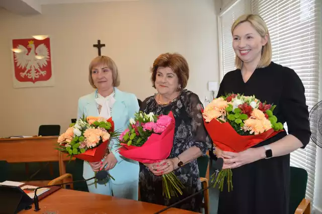 Od prawej Karolina Paleń, Joanna Grobel-Proszowska i Agata Krzek. Na kolejnych zdjęciach zobacz co działo się na pierwszej sesji nowej kadencji w Stalowej Woli.