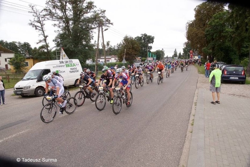 Maraton rowerowy wokół jeziora Miedwie. Błoto ich nie powstrzymało