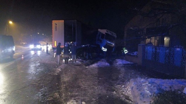 Ciężarówka wpadła w poślizg i uderzyła w ogrodzenie