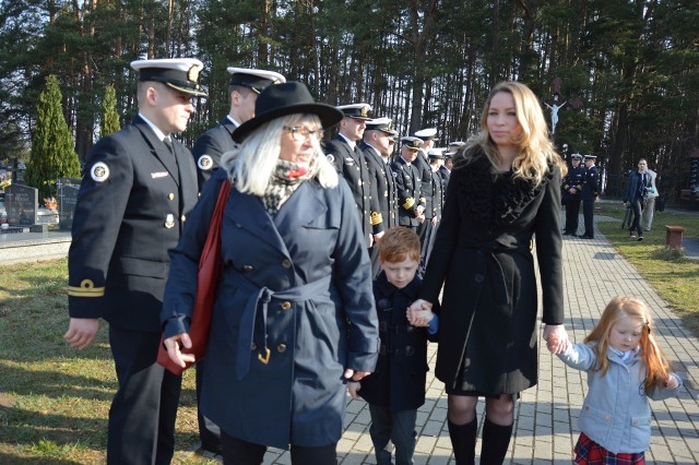 Złożenie wieńców na grobie admirała Andrzeja Karwety w Baninie