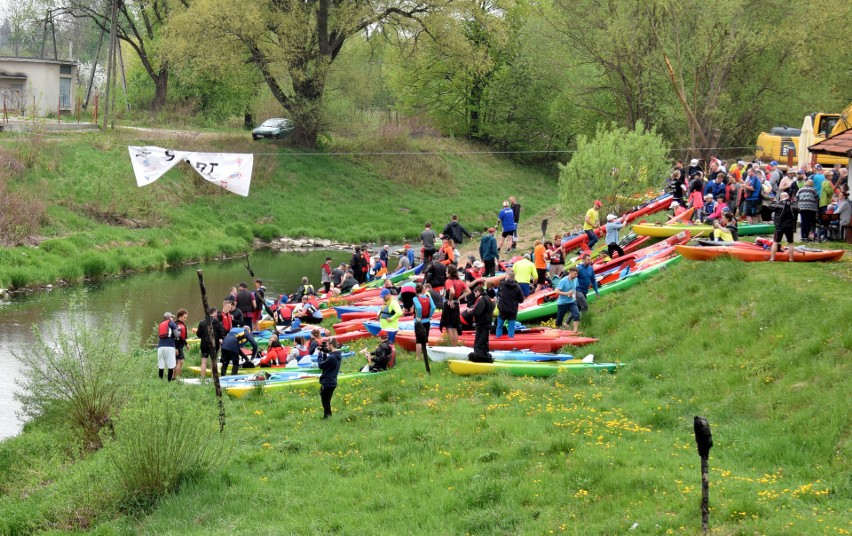 VIII Ogólnopolski Spływ Kajakowy Szlakiem Rzeki Wisłok. Ponad 300 kajakarzy na starcie w Krośnie [ZDJĘCIA]