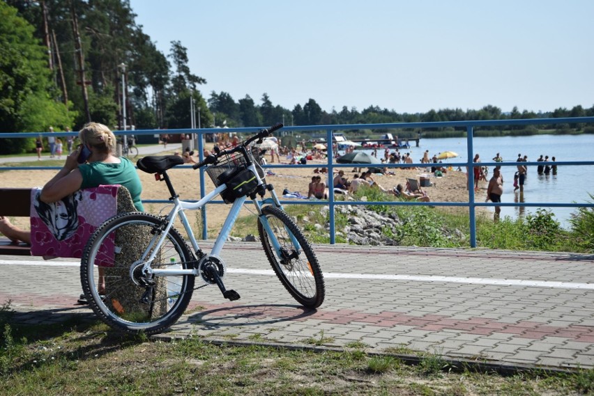 Gorąca niedziela na kąpielisku gminy Morawica. Mnóstwo ludzi wypoczywało na plaży i w wodzie [WIDEO, ZDJĘCIA]
