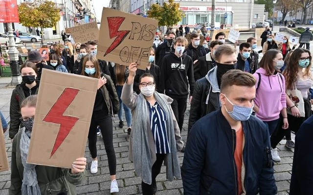 Zdjęcia ze strajku studentów, który odbył się w środę, 28 października w Kielcach. Nauczycielka z Końskich podczas zdalnych lekcji stwierdziła, że znak błyskawicy to symbol faszyzmu i kazała uczniom usunąć je z pulpitu.