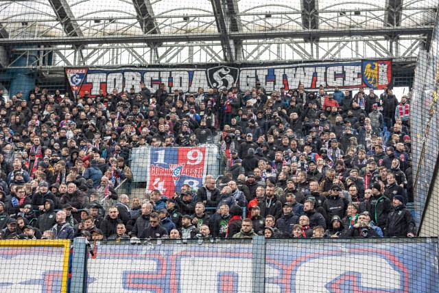 Kibice Górnika Zabrze na meczu z Wisłą w KrakowieZobacz kolejne zdjęcia. Przesuwaj zdjęcia w prawo - naciśnij strzałkę lub przycisk NASTĘPNE