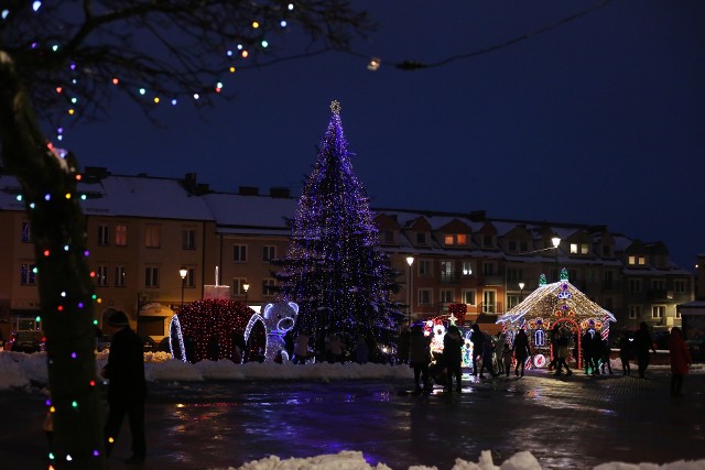 Pierwszego grudnia Łomża po raz kolejny rozbłysła świątecznym blaskiem. Iluminacje świetlne uroczyście włączył Prezydent Łomży Mariusz Chrzanowski wspólnie z przybyłymi na Stary Rynek dziećmi.