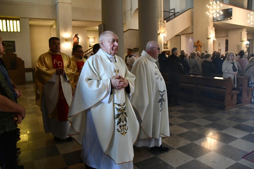 Biskup Andrzej Kaleta przewodniczył sumie odpustowej w Diecezjalnym Sanktuarium Miłosierdzia Bożego w Kielcach. Było dużo wiernych