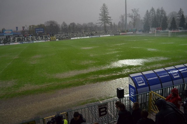 Druga połowa meczu Sandecji z Olimpią Elbląg została opóźniona o ponad kwadrans z powodu opadów deszczu