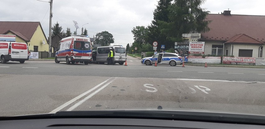 Kolejny groźny wypadek na skrzyżowaniu przy Tesco w Suchedniowie (ZDJĘCIA)