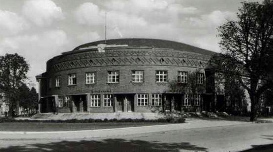 Jaracza - okrąglak. Obecnie siedziba m.in. Pedagogicznej Biblioteki Wojewódzkiej w Słupsku