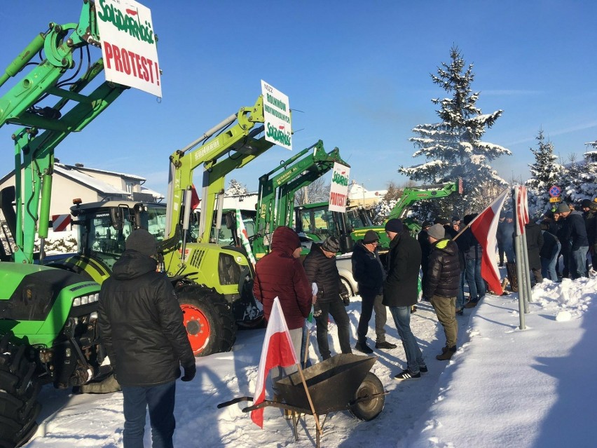 Wielki protest rolników na rondzie w Nagłowicach. Będą protestować po 24 godziny na dobę przez kilka dni! Są duże utrudnienia w ruchu