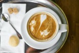 Kawa z mlekiem – nareszcie wiadomo, czy zdrowa, czy nie! Co wybrać: małą czarną czy latte? Sprawdź, co na ten temat mówią wyniki badania
