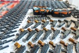 Policjanci z Kielc pomogli zdjąć z rynku ogromną ilość nielegalnej broni. Zobacz zdjęcia i film 