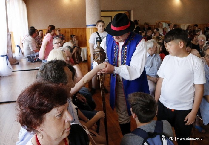 Podczas koncertu w Oględowie można było spróbować...tabaki...