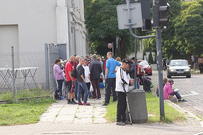 Barszcz ukraiński i słodkie bułki dla potrzebujących. Pomoc udzielana jest od listopada ubiegłego roku