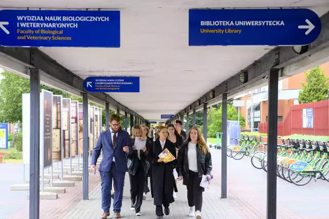 W pierwszym tygodniu października na uczelnię wrócili studenci, a wraz z nimi ich rozterki, jak opłacić mieszkanie, najeść się i jednocześnie zostawić sobie coś na przyjemności. Popytaliśmy, jak studenci UMK oszczędzają i gdzie najchętniej się stołują, by zjeść nieźle, ale w rozsądnej cenie.