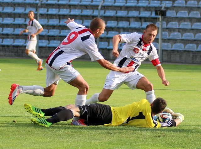 Opolanie grali w sobotnim meczu bardzo agresywnie. W tej sytuacji bramkarza gości Michała Majdę atakują: Mateusz Gancarczyk (z lewej) i Maciej Michniewicz.