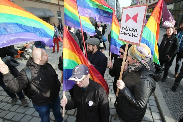 O godz. 14.30 rozpoczęła się manifestacja Partii Razem na wrocławskim Rynku. Uczestnicy spotkali się przy skrzyżowaniu ulicy Oławskiej ze Świdnicką. Organizatorzy pikiety chcieli pokazać, że Wrocław jest miastem opowiadającym się przeciwko nacjonalizmowi i nienawiści.