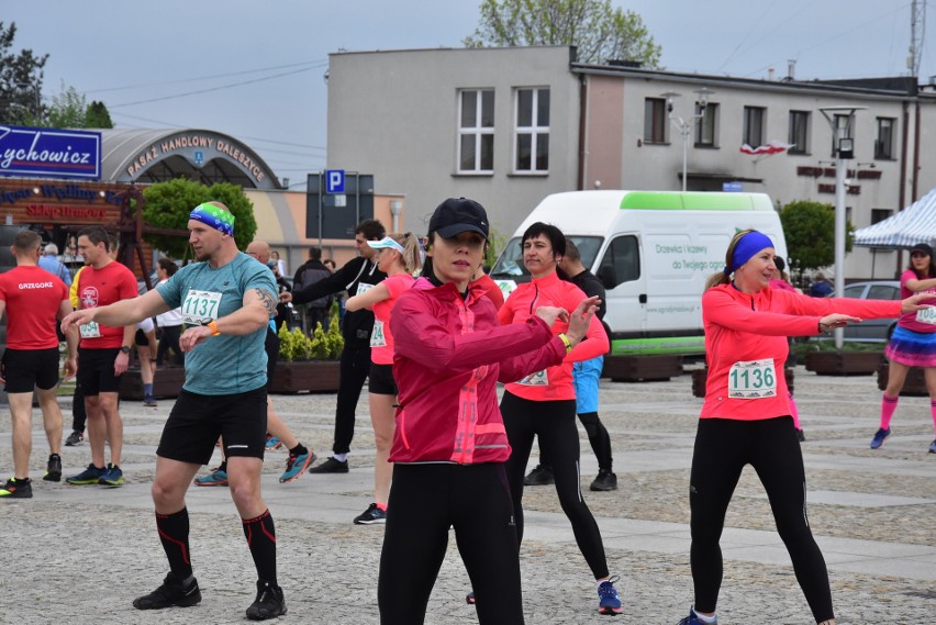 Ponad sto osób w biegu na 11 kilometrów w Daleszycach. Ogromne emocje na trasie [ZNAJDŹ SIĘ NA ZDJĘCIACH] 