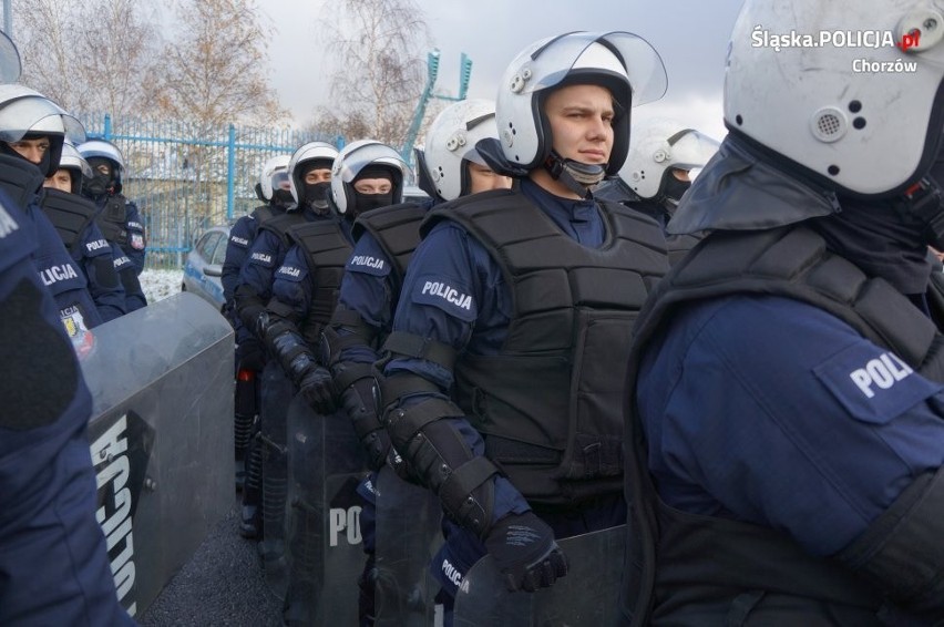 Ćwiczenia policjantów na stadionie "Niebieskich"