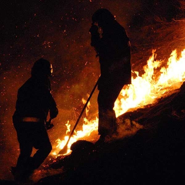 Strażacy walczą z nocnym pożarem na zboczach Kopca Tatarskiego w Przemyślu.