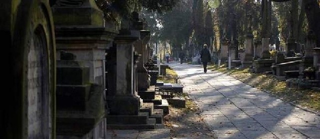 Tragiczny wypadek na cmentarzu przy ul. Lipowej w Lublinie. Mężczyzna upadł na nagrobek, nie żyje.