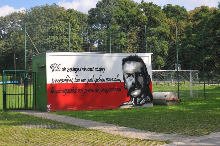 Kraków. Patriotyczny mural w Łuczanowicach, ze słowami Marszałka