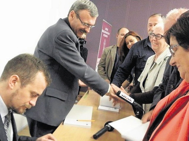 Do autorów - Marcina Wałdocha (od lewej) i Andrzeja Lorbieckiego ustawiła się kolejka chętnych po autograf