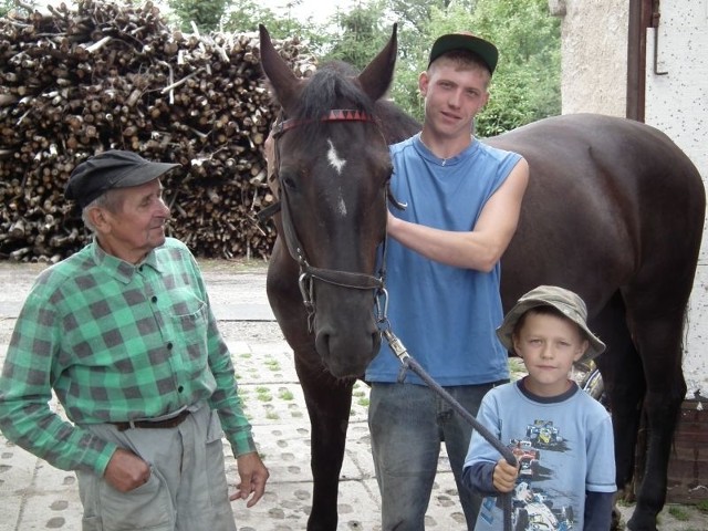 Antoni Matusewicz, Melinda, 7-letni Tomek i 21-letni Krzysiek - zwarci i gotowi do pracy w gospodarstwie