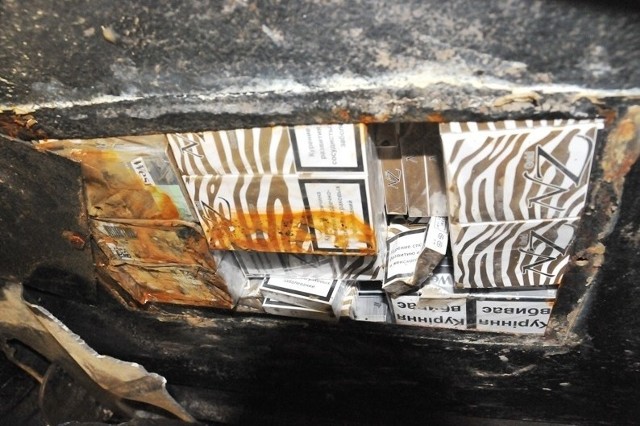 Ponad 4 tys. paczek papierosów znajdowało się w skrytce, wykonanej w podłodze busa.