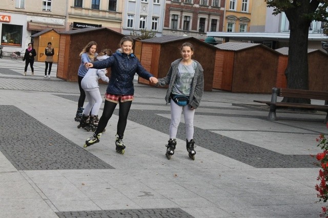 Plac Polonii Amerykańskiej i ulica Długa to jedno z nielicznych miejsc w mieście, gdzie można w miarę bezpiecznie trenować jazdę na rolkach.