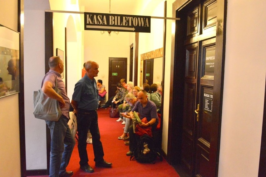 Trwa plebiscyt o Dziką Różę w kieleckim Teatrze Żeromskiego. Tłumy w kolejkach po bilety  (WIDEO)