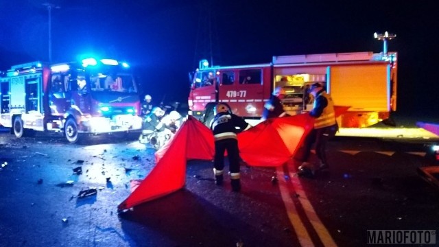 Zgłoszenie o wypadku w Kowalach (gmina Praszka) na trasie Kluczbork - Wielun staż pożarna otrzymała o godz. 21.14. Na miejsce pojechały 3 jednostki.Tam samochód ciężarowy zderzył się z osobówką.Działania straży polegały na wydobyciu osoby poszkodowanej z samochodu osobowego.Pomimo reanimacji, jedna osoba zginęła na miejscu.Droga w miejscu wypadku była zablokowana do północy.