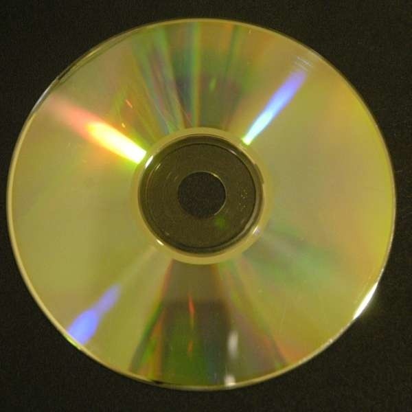 Aktualna wersja programu Płatnik dostępna jest w terenowych jednostkach ZUS, gdzie każdy nieodpłatnie może uzyskać nośnik CD-ROM z programem.