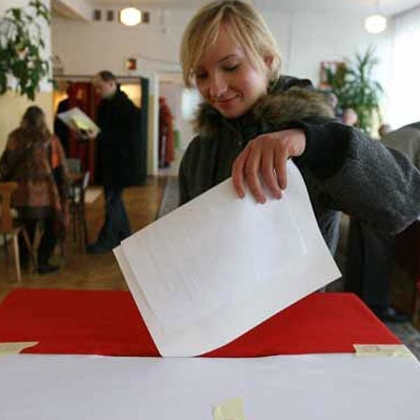 Przez cztery godziny 65 ankieterów Nowin prowadziło sondaż dzisiaj przed lokalami wyborczymi w 9 największych miastach regionu.