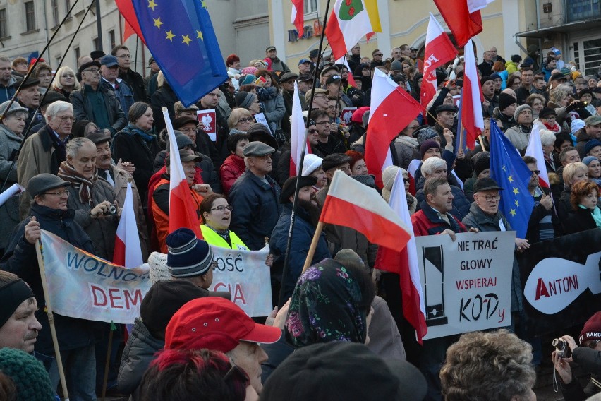 Manifestacja Komitetu Obrony Demokracji w Bielsku-Białej [ZDJĘCIA, WIDEO]