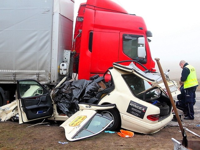 Z nieustalonych przyczyn 49-letni chojniczanin zjechał na lewy pas ruchu wprost pod prawidłowo jadący samochód ciężarowy. Kierowca osobowego mercedesa zginął na miejscu. 