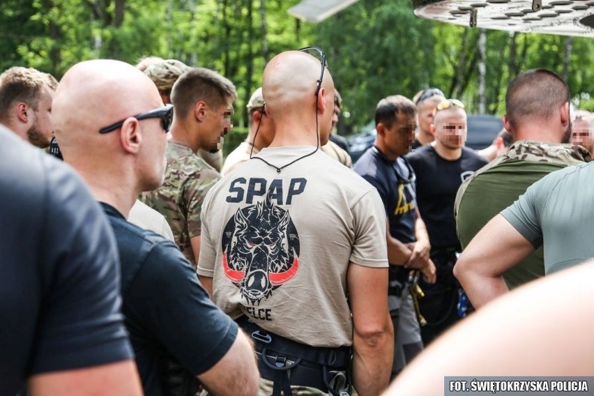 Policyjni antyterroryści z całego kraju pod Kielcami. Towarzyszą im strażacy oraz żołnierze