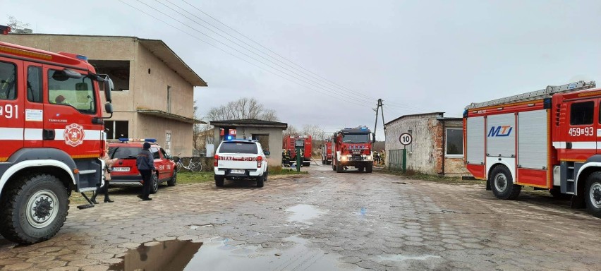 Pożar budynku socjalnego w Baniach. Kilka rodzin straciło dach na głową [ZDJĘCIA]