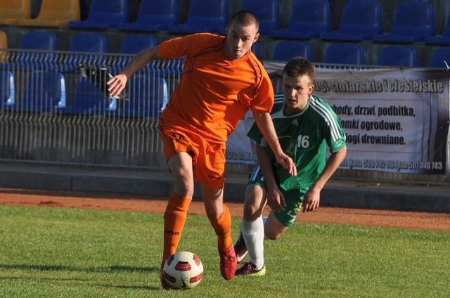 Jakub Syldorf (przy piłce) był jesienią ubiegłego roku mocnym punktem Swornicy w IV lidze. Jeśli nie wyjedzie za granicę, to w nowym sezonie znów będzie występował w ekipie z Czarnowąs.